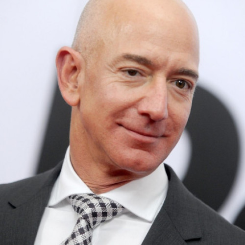 Jeff Bezos se confruntă cu critici după întâlnirea cu Donald Trump și suspendarea susținerii pentru Kamala Harris