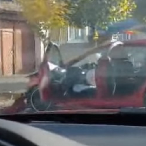 Accident în Cluj: o șoferiță de 24 de ani a lovit un stâlp