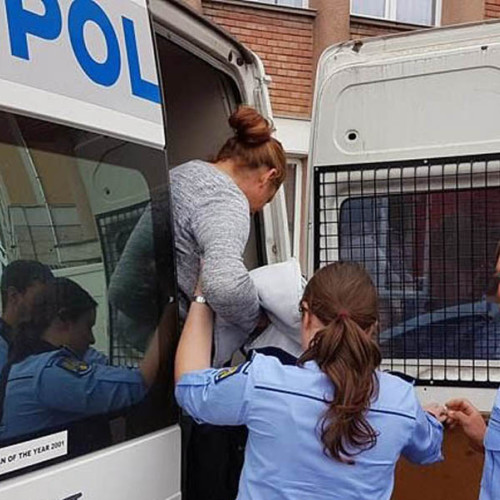 Botoșăneanca arestată pentru furturi din buzunare