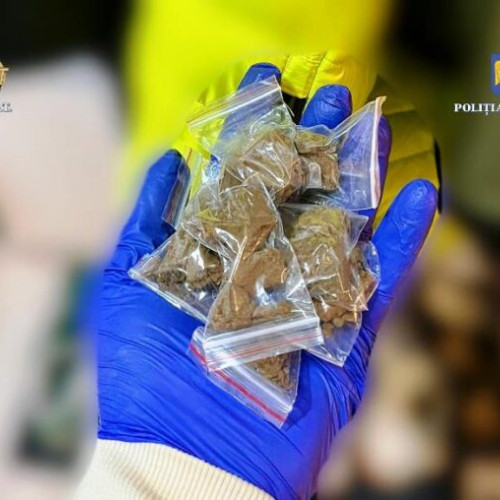 Patru tineri reținuți în Bacau pentru trafic de droguri