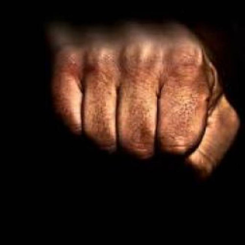 Agresiune familială în Săcele: un bărbat de 70 de ani atacat de fiul său