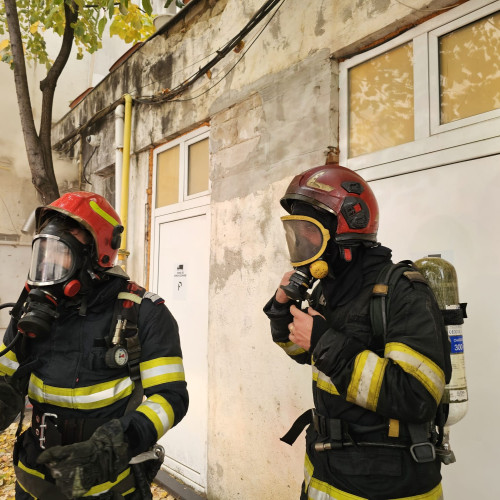 Incendiul de la subsolul unui bloc din Botoșani a fost stins după două ore