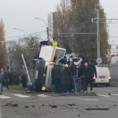 Accident cu o ambulanta la Arad, soferul sub influenta alcoolului
