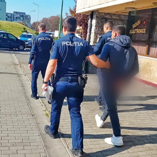Doi tineri reținuți după furtul unui portofel în halta CF Apata