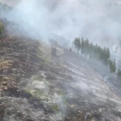 Pompierii din Brașov continuă lupta împotriva incendiului de vegetație din Munții Făgăraș