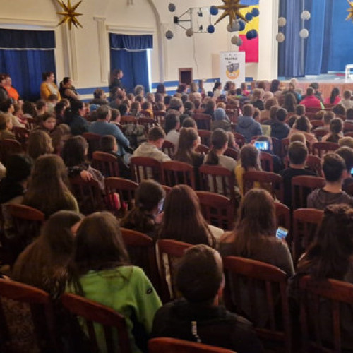 Teatru la sat: Peste 2.000 de copii din Harghita au vibrat la spectacolul „Mofturi”