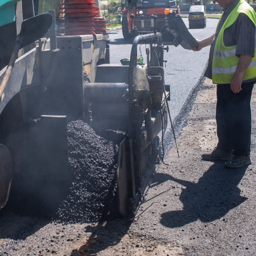 Asfaltare pe strada Pacea din Botoșani - Șoferii sunt sfătuiți să aleagă rute alternative