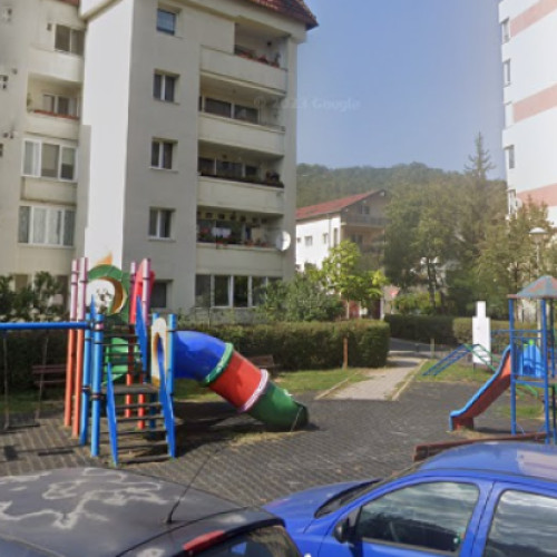 Leagăn rupt în parcul de pe strada Miraslau pune în pericol copiii