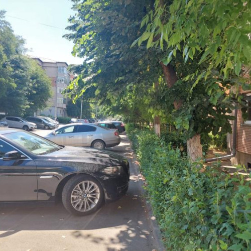 Femeie din Cluj-Napoca solicită de urgență instalarea stâlpilor pe trotuarul din cartierul Buna Ziua