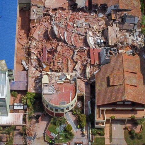 Prăbușirea unui hotel în Argentina: un mort și mai multe persoane prinse sub dărâmături