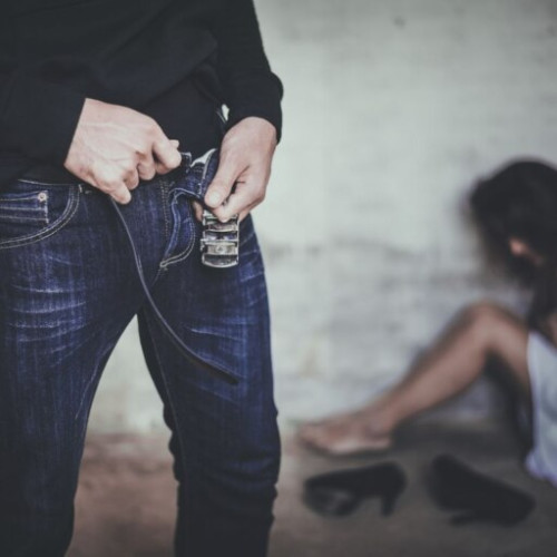 Fata de 12 ani a fugit de la școală pentru a se întâlni cu iubitul său de 19 ani