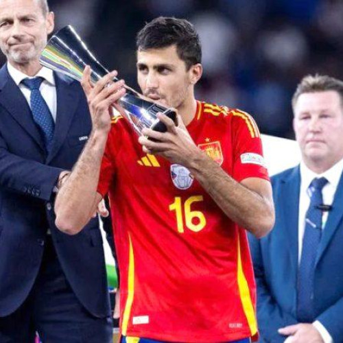 Rodri, mijlocașul spaniol al lui Manchester City, câștigă Balonul de Aur 2024