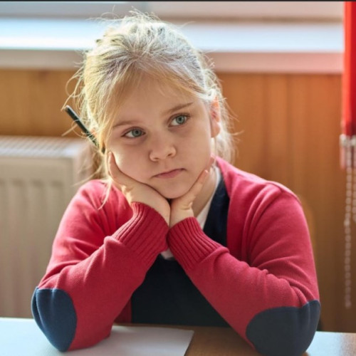 Peste 75% dintre părinții români care lucrează în străinătate se confruntă cu provocări în menținerea legăturii cu copiii