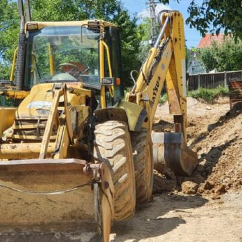 Excavatorist mort pe șantierul Centrului Cultural din Liteni, în urma unui accident