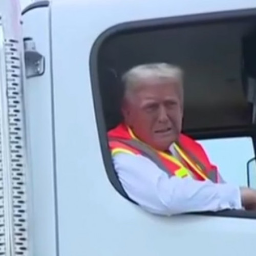 Donald Trump se prezintă la un miting electoral în Wisconsin la volanul unei mașini de gunoi