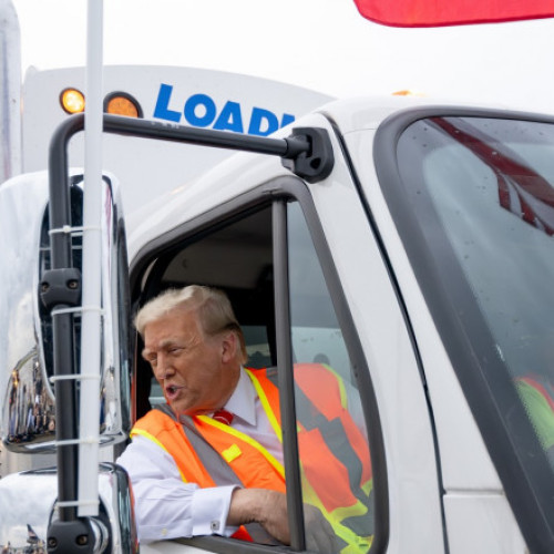 Donald Trump aduce un camion de gunoi la mitingul electoral din Wisconsin