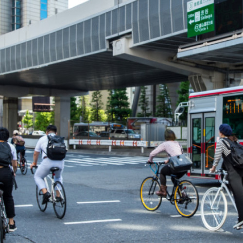 Bicicliștii care folosesc telefoanele mobile sau sunt băuți pe bicicletă, riscă până la șase luni de închisoare în Japonia