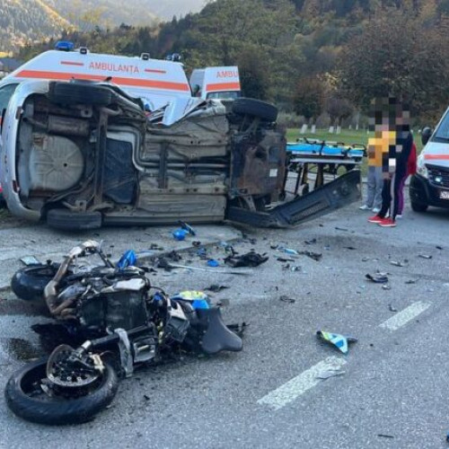 Tânăr de 17 ani transportat de urgență la spital după un accident rutier