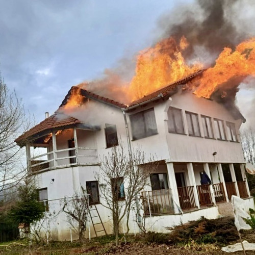 Incendiu izbucnit la o casă din Argeș! Pompierii intervin de urgență