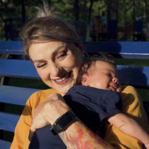 Adina Apostol, supraviețuitoare a incendiului din Colectiv, astăzi mamă a două fetițe