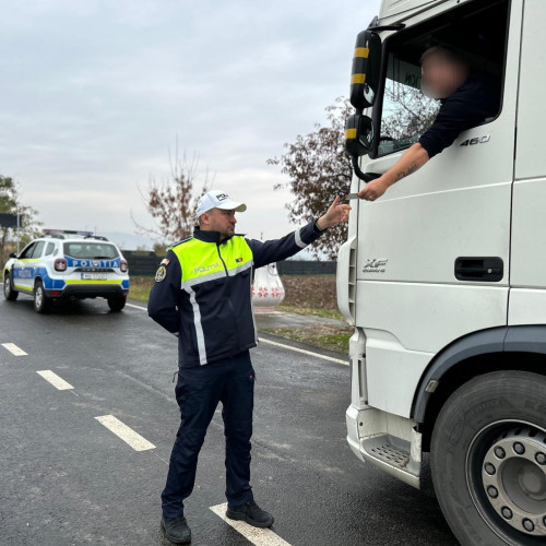 Poliția rutieră din Botoșani verifică transportatorii cu aparate Tachoscan