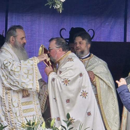 Preot din Botoșani hirotesit stavrofor de Mitropolitul Teofan