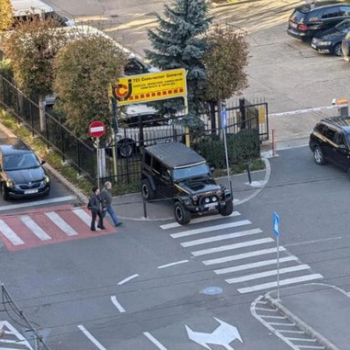 Sofer de teren din Cluj-Napoca ignoră regulile de circulație și blochează o trecere de pietoni