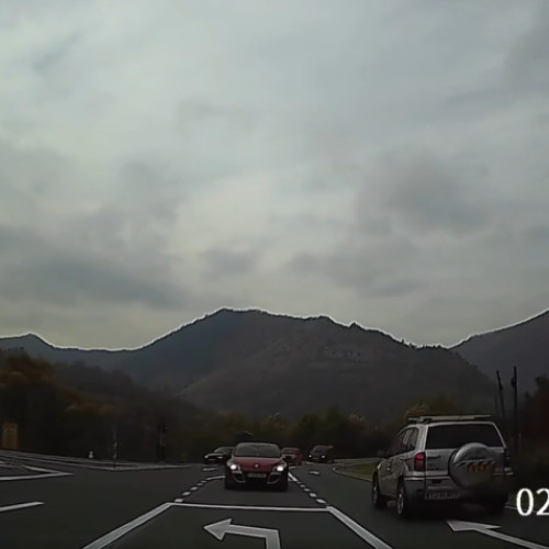 Șoferiță din Cluj surprinsă conducând pe contrasens pe DN75