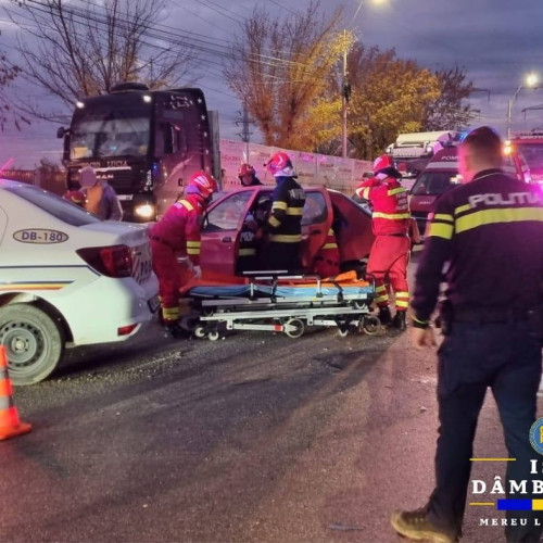 Accident rutier în Târgoviște: două persoane transportate la spital