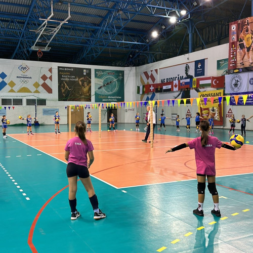 Fetele de la Champions Sibiu participă la campusul național de volei
