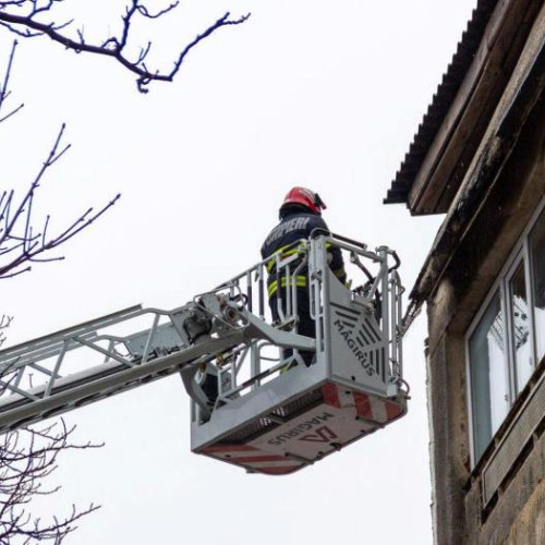 Femeie de 76 de ani găsită în apartament, după ce nu a mai răspuns la telefon