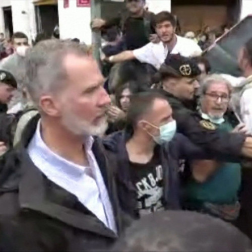 Regele Felipe al Spaniei, atacat de mulțime în timpul vizitei la Paiporta, afectată de inundații