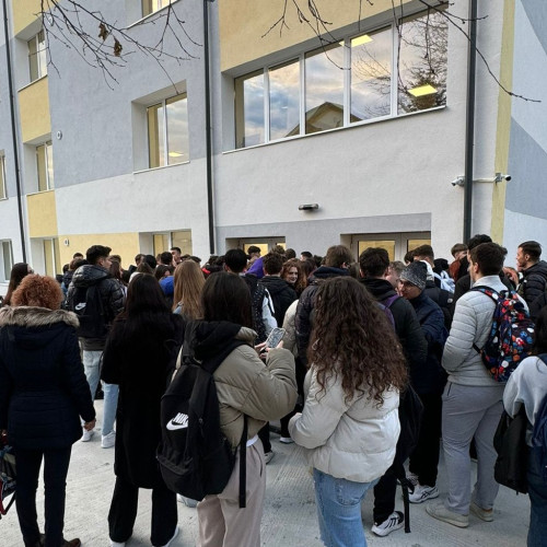 Elevii de la Colegiul Național Mihai Eminescu revin la cursuri într-o clădire reabilitată