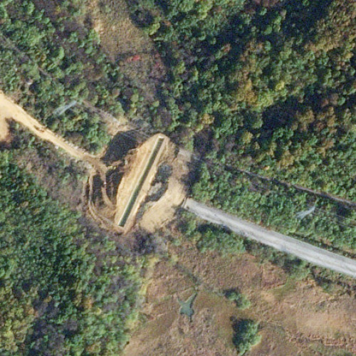 Coreea de Nord construieste movile de pamant pentru a bloca drumurile intercoreene