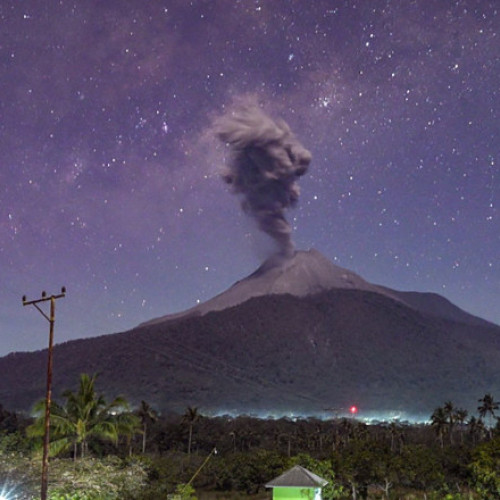 Eruptie vulcanica in Indonezia: Bilant de 10 morti si evacuari pe insula Flores