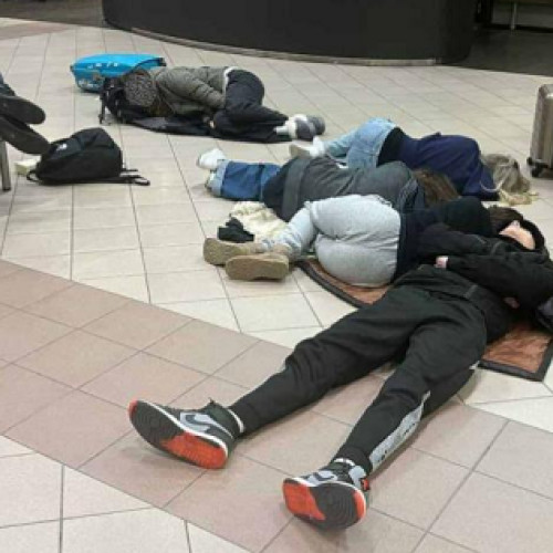 Peste 200 de pasageri Wizz Air blocați în aeroport timp de 24 de ore