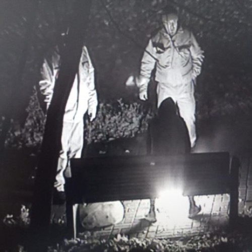 Incident minor în Botoșani: Un bărbat a fost surprins dând foc la haine în parc