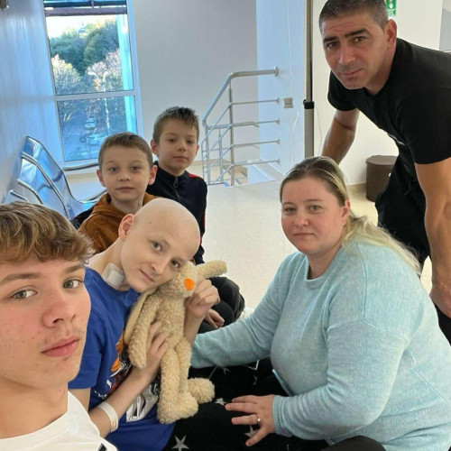 Mama din Botoșani caută ajutor pentru fiul său bolnav de leucemie
