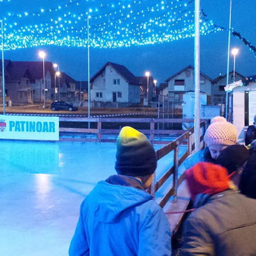 Patinoar artificial pregătit de Primăria Ghimbav pentru sărbătorile de iarnă