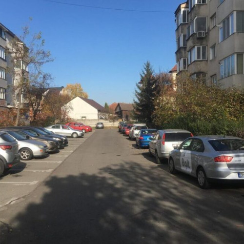 Îndemn pentru șoferi: nu parcați lângă gardul viu de la blocul 22