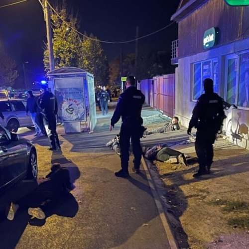 Scandal în București: patru persoane imobilizate de jandarmi cu un topor și o bâtă