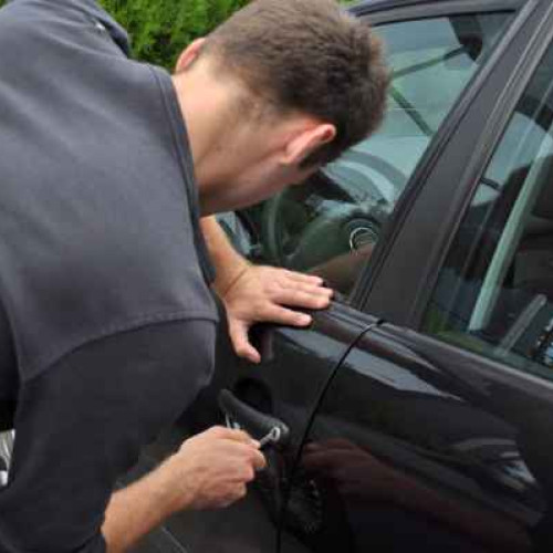 Tânăr reținut pentru furt în urma unei anchete a poliției