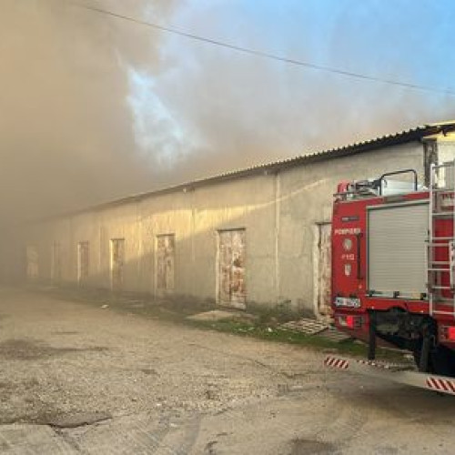 Pompierii ISUBIF acționează pentru stingerea unui incendiu în Voluntari
