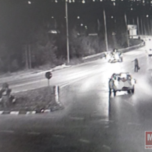 Incident bizar la Botoșani: un bărbat dezorientat pe carosabil și o femeie fără haine