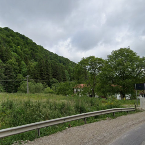 Transformarea unei grădini în parcare în zona Bran