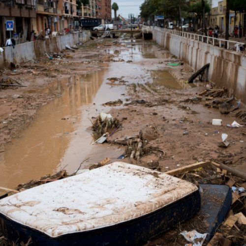 Familiile din Spania caută răspunsuri după inundațiile devastatoare