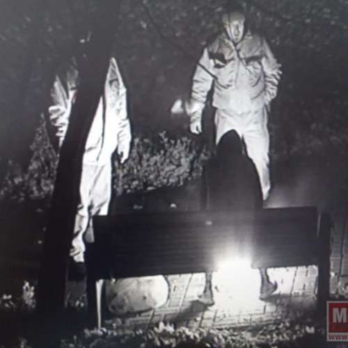 Incident în parc: O persoană fără adăpost a dat foc unor haine pentru căldură