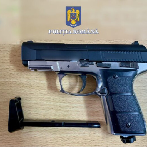 Bărbat din Bacău prins în flagrant în timp ce vindea o armă neletală