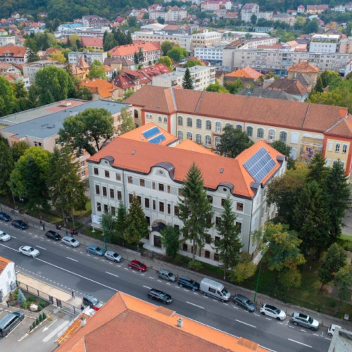 Primăria Brașov începe procedurile pentru instalarea panourilor fotovoltaice în zece unități școlare