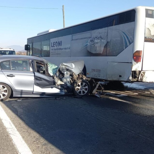 Accident rutier între un autoturism și un autobuz în Bistrița